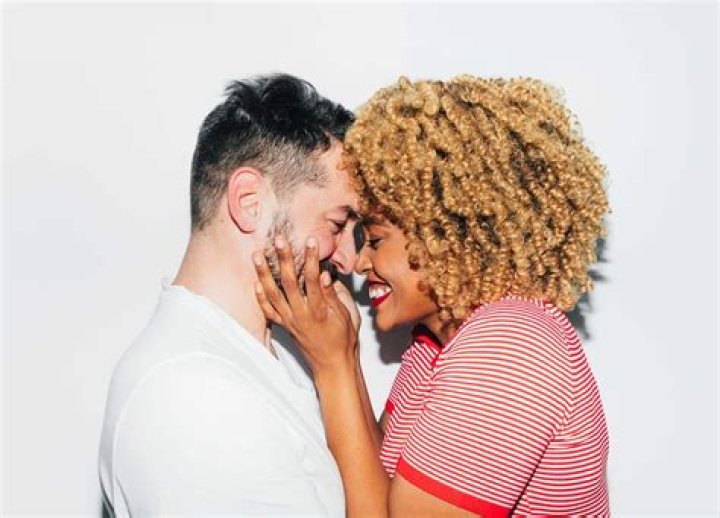 Can kissing someone cause acne?