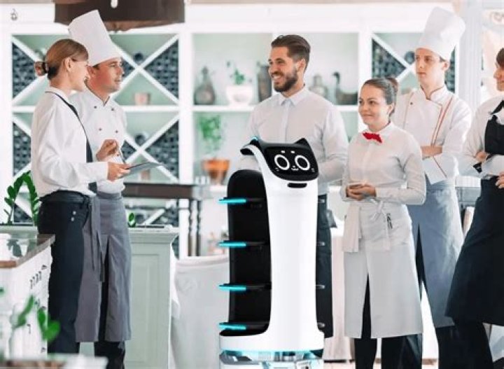 How does a restaurant robot work?
