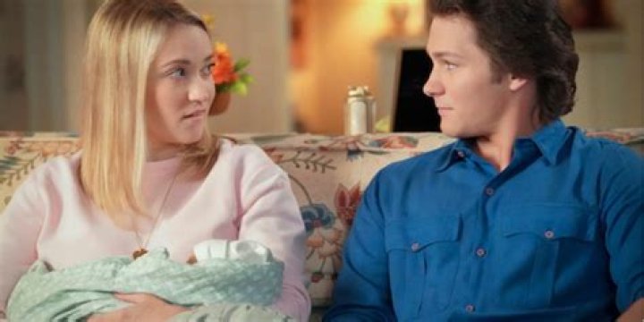 What season is Zoe Hart pregnant?